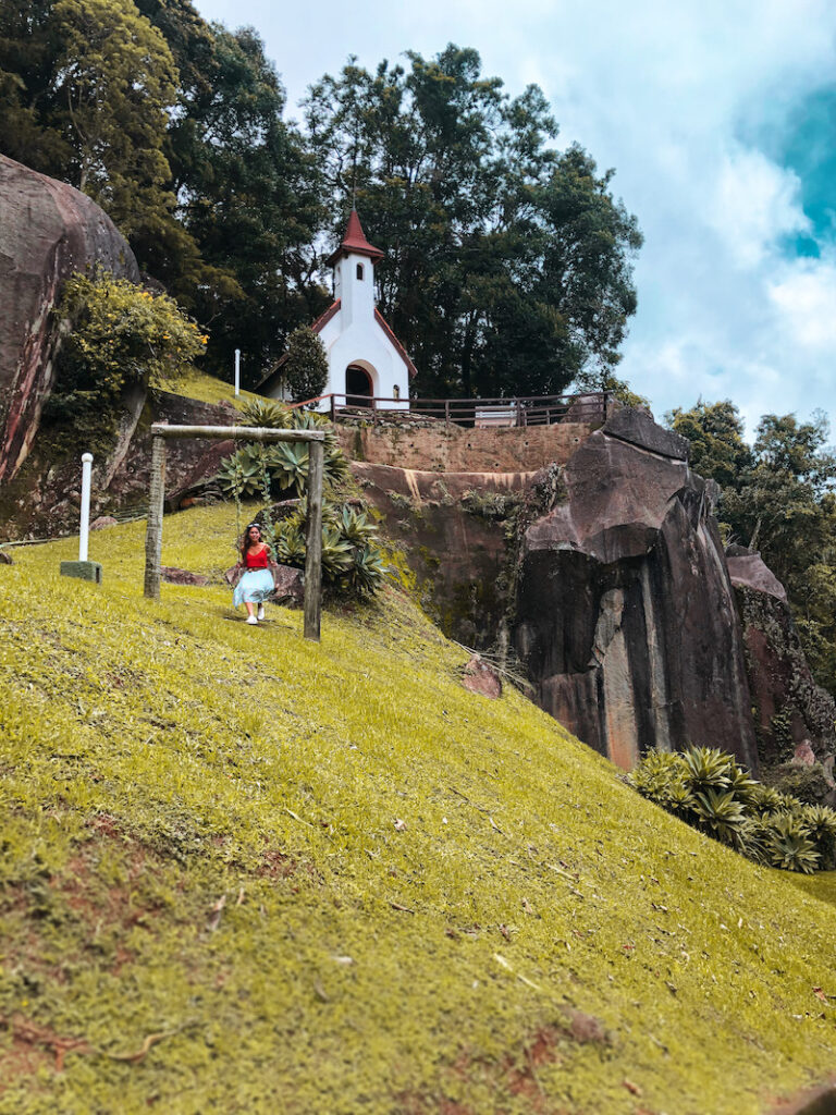 montanha, igreja e balanço